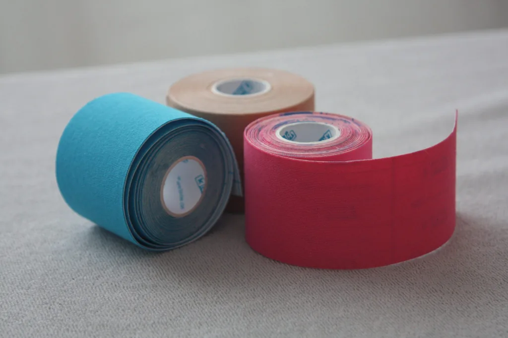 Bandes de K-Tape de différentes couleurs utilisées au cabinet d'ostéopathie de Saint Lunaire